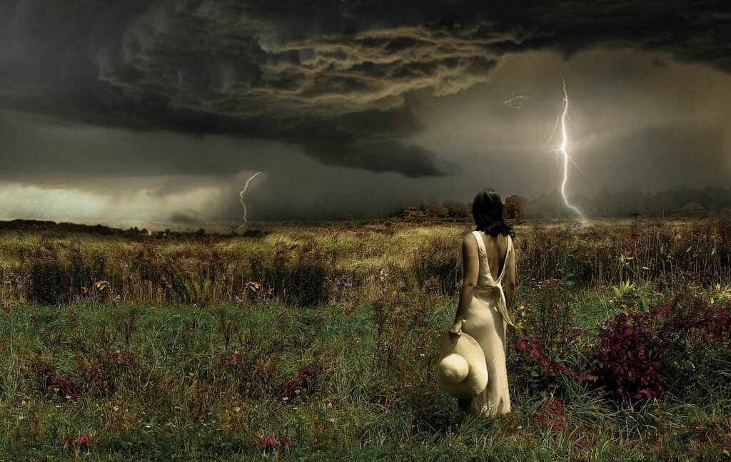Kvinna som blickar ut över en storm