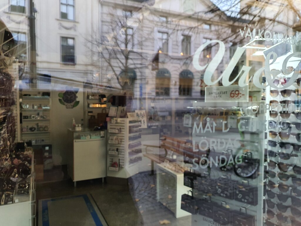 Titta in genom rutan på Ur & Penn i Karlstad.