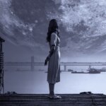 kvinna blickar mot månen