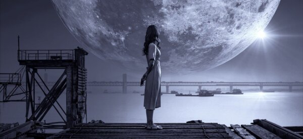 kvinna blickar mot månen