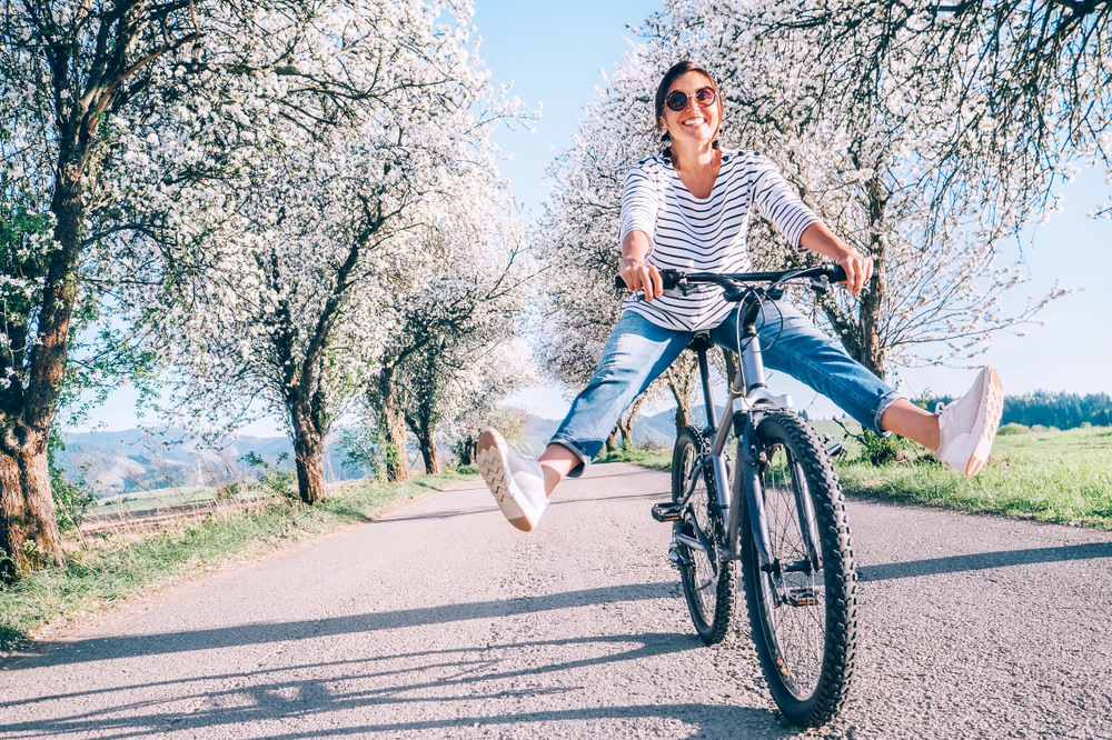 kvinna lycklig på cykel