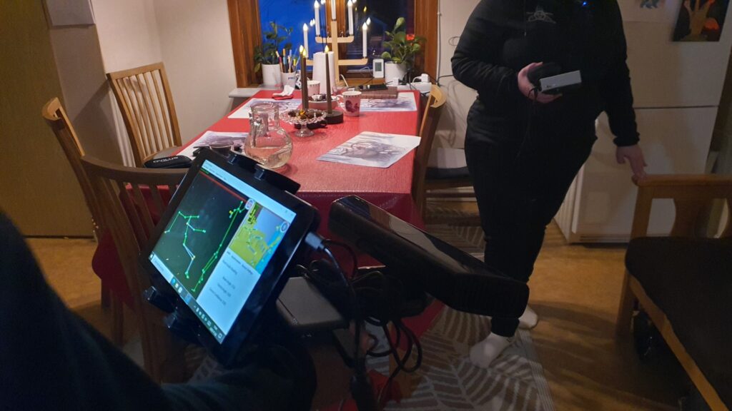 Här håller Johan upp utrustningen, Karin är i bild och vem är den andra "skelettpersonen" som syns i bild?