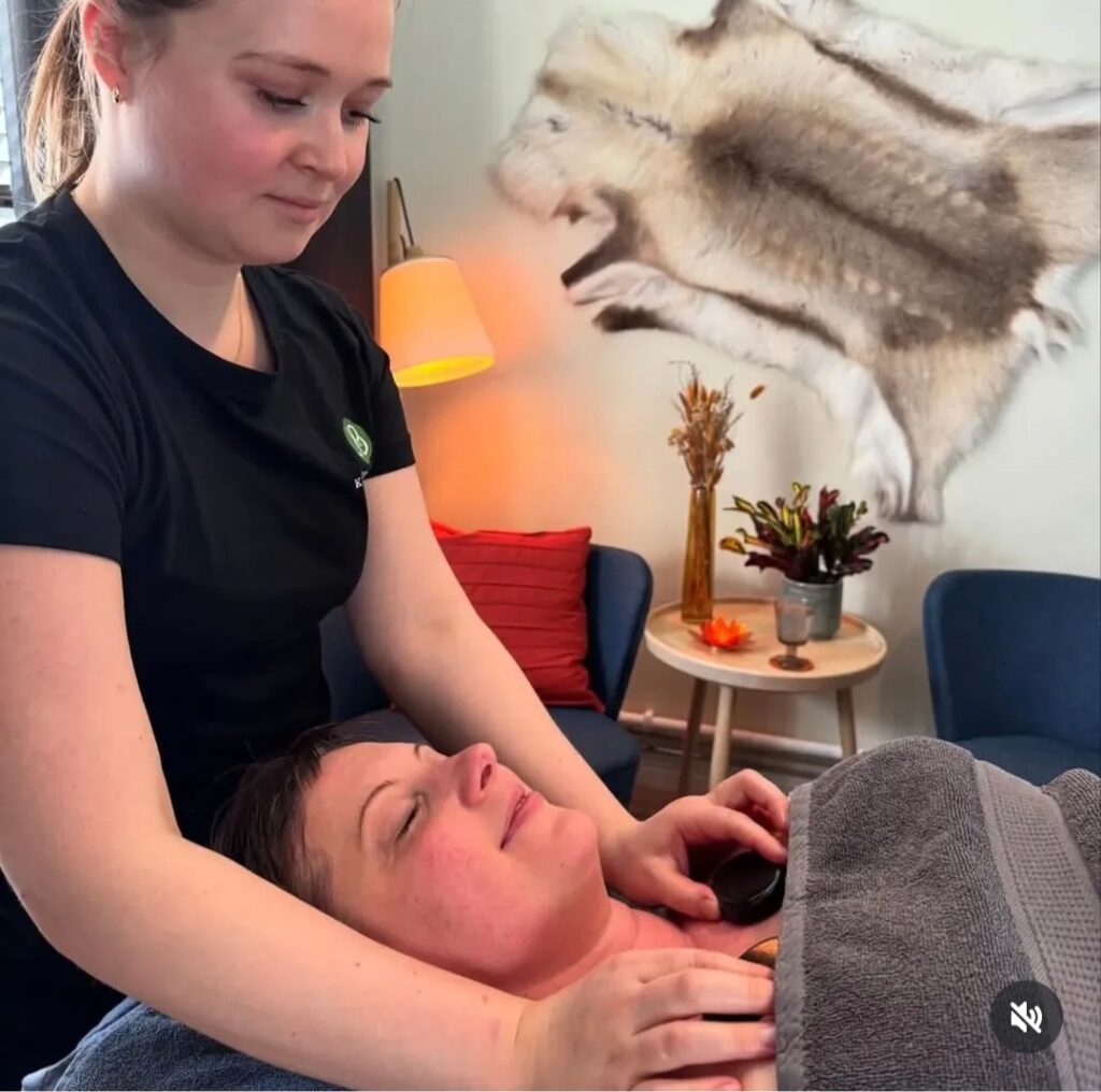 Anna-Sofia får hotstonemassage av Sofia