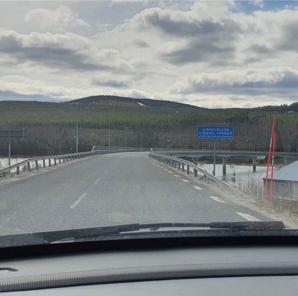 På väg över Vindelälven
