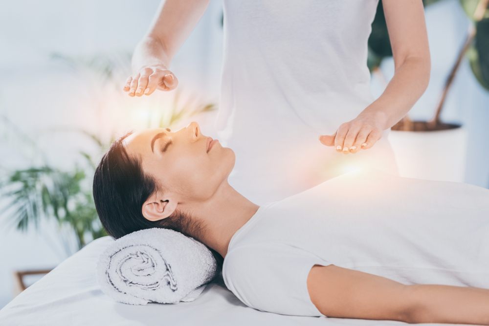 Kvinna som får reiki